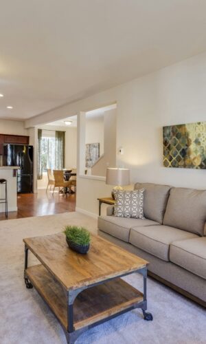 photo-1560185127-6ed189bf02f4